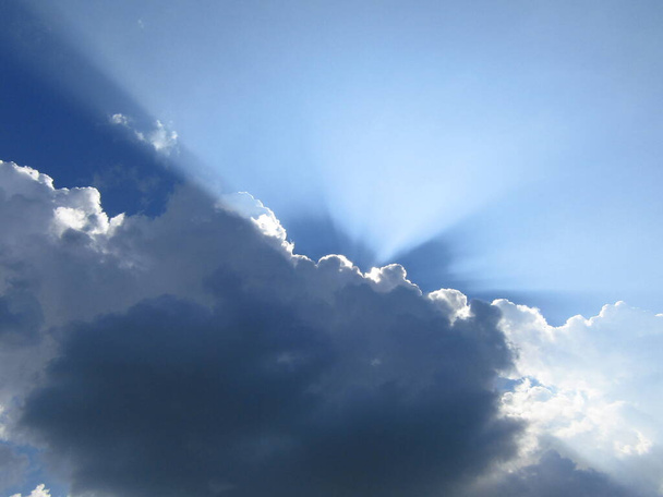 Beautiful sky with clouds and sun rays - Fotoğraf, Görsel