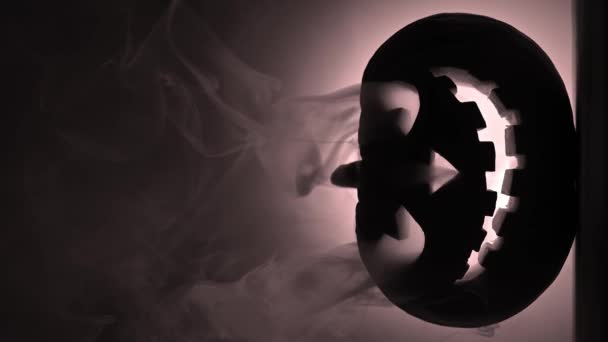 Gruselig leuchtender Kürbis Jack-o-Laterne im Rauch vor dunklem Hintergrund. - Filmmaterial, Video