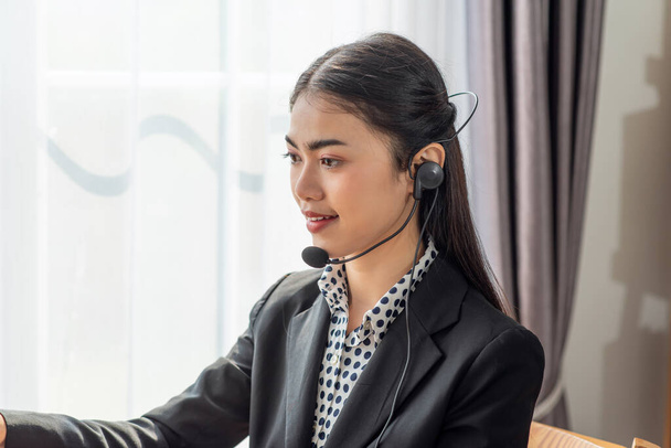 Feliz sonriente joven asiática operador telefónico de atención al cliente en el lugar de trabajo, servicio de call center, operador de teléfono - Foto, imagen