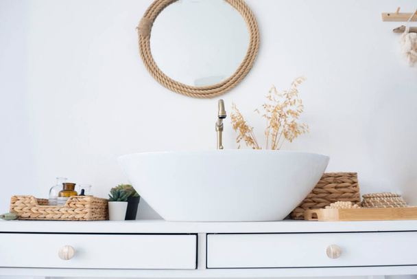 salle de bain blanche. évier, mélangeur, miroir et accessoire - Photo, image
