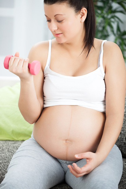 Pregnant Woman Lifting Weights - Фото, изображение