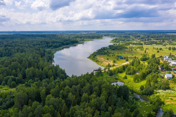 A large reservoir near the village of Ushakovka, Ivanovo region on a summer day. Photo taken from a drone. - Foto, imagen