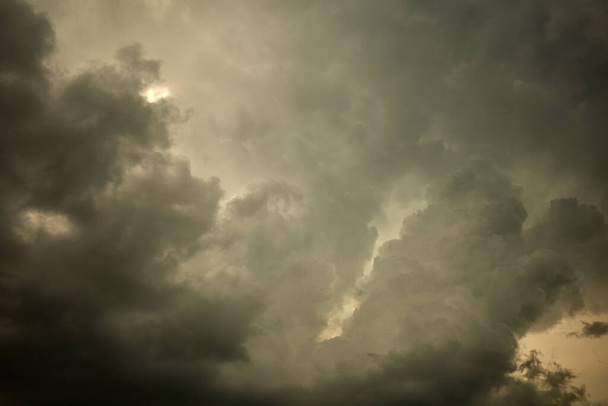 乱流の空の暗い黄色灰色の雲 - 写真・画像