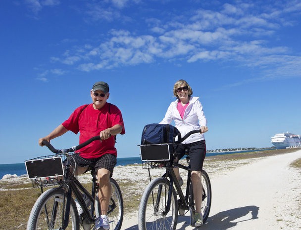 Senior Couple on a bike ride - Valokuva, kuva