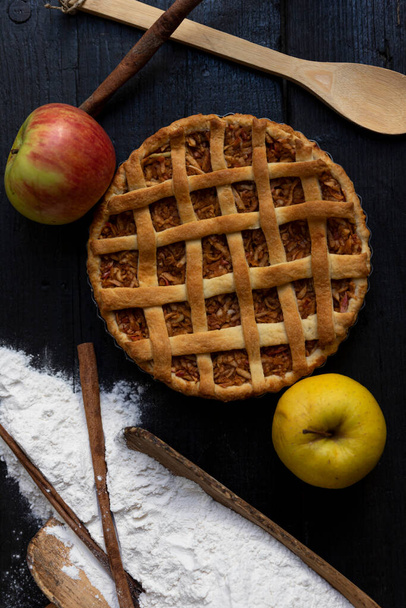 Domácí mřížka Jablečný koláč se skořicí na starém dřevěném pozadí. Horní pohled - Fotografie, Obrázek