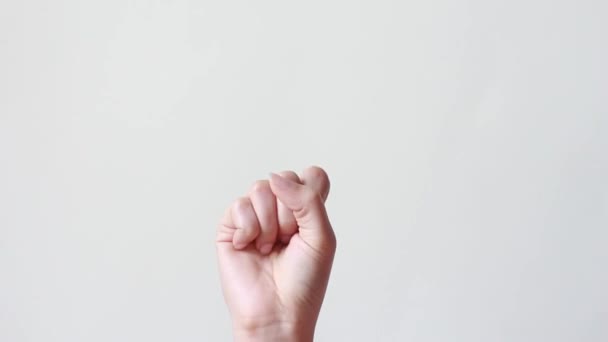 Женщина одной рукой держит два пальца вверх на языке жестов. Два пальца вверх и показывая мир или символ победы или буква V. - Кадры, видео