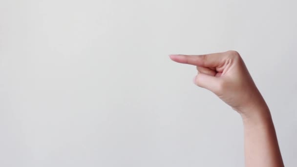 dedo índice de mano femenino apuntando hacia arriba en el espacio background.copy blanco. - Metraje, vídeo