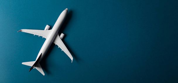 модель белого самолета на бумажном фоне с копировальным баннером. вид сверху - Фото, изображение
