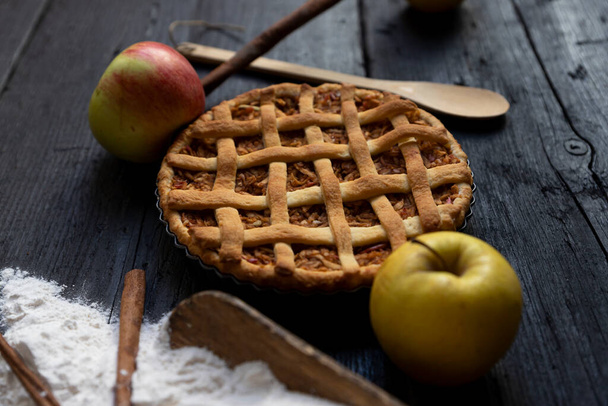 Caseiro treliça torta de maçã com canela em um velho fundo de madeira texturizado - Foto, Imagem