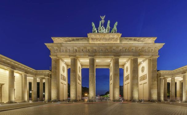 Vista nocturna de Brandenburg Gates Brandenburger Tor en Berlín, Alemania - Foto, Imagen