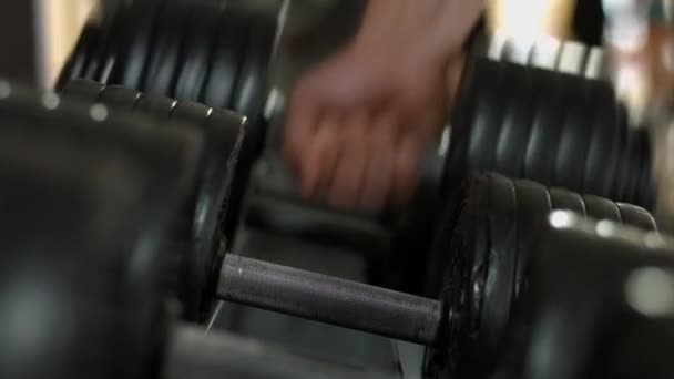 bodybuilder prend les haltères haltères dans la salle de gym - Séquence, vidéo