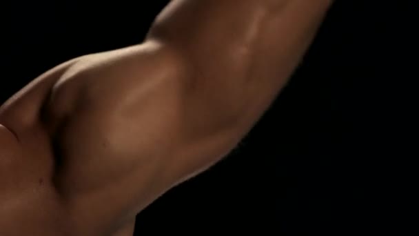 lähikuva mies käsipaino taivutus lihaksia yksityiskohtainen näkymä - Materiaali, video