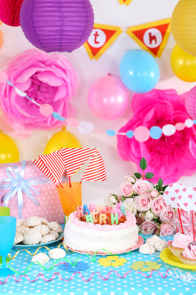 Festive table setting for birthday on celebratory decorations - Foto, Bild