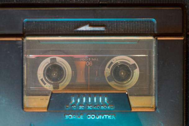 воспроизведение винтажной музыкальной колоды с акцентом на кассету - Фото, изображение