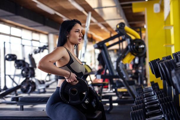 Fit Girl in gym on training with weights - Φωτογραφία, εικόνα