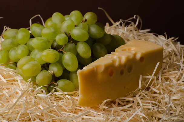 Uvas y queso. Bodegón - Foto, Imagen