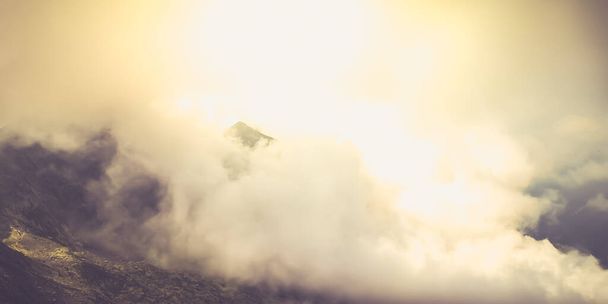 Гори Місті Фагарас, Румунія. Туман над Альпами Трансільванії.. - Фото, зображення