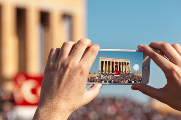 Mužská ruka drží smartphone a fotí Anitkabir. Turecký lid projevuje úctu vůdci a zakladateli Turecké republiky v mauzoleu Anitkabir. - Fotografie, Obrázek
