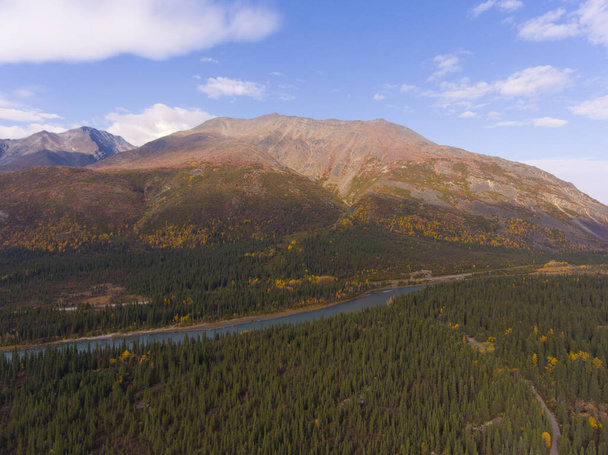 Denali National Park, Nenana River und Alaska Route 3 alias George Parks Highway Luftaufnahme im Herbst, an der Außengrenze des Denali National Park, Alaska AK, USA. - Foto, Bild