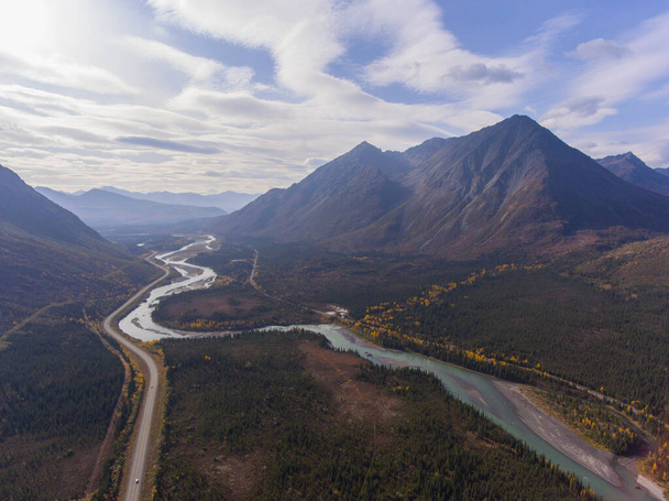 Denali National Park, Nenana River und Alaska Route 3 alias George Parks Highway Luftaufnahme im Herbst, an der Außengrenze des Denali National Park, Alaska AK, USA. - Foto, Bild