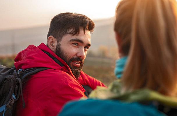 Bearded traveler speaking with girlfriend - Foto, Imagem