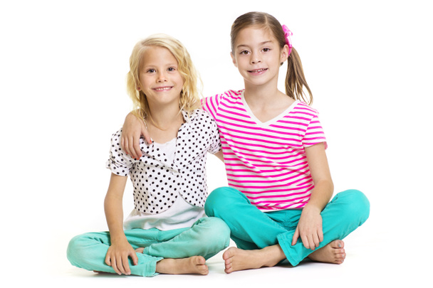 Дві маленькі дівчата, які найкращі друзі ізольовані на білому
 - Фото, зображення