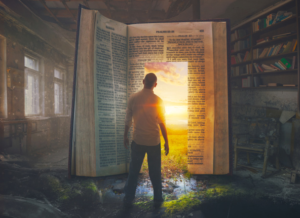 Um homem encontra uma porta através de uma Bíblia aberta - Foto, Imagem