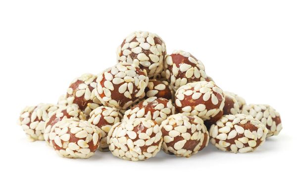 Cioccolato coperto arachidi e semi di sesamo primo piano su uno sfondo bianco. Isolato - Foto, immagini