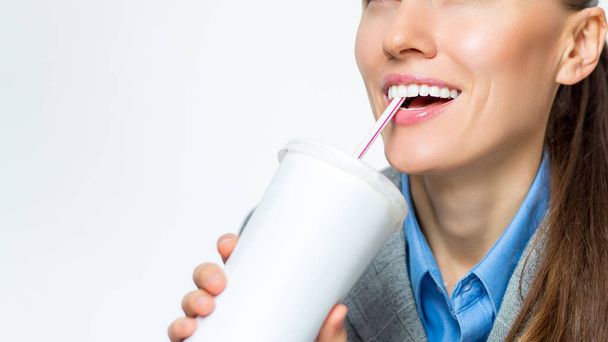 Mujer con hermosos dientes bebiendo jugo o té aislado sobre blanco - Foto, imagen