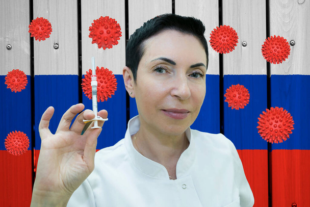 Vacuna. Los virólogos rusos han creado una vacuna contra el coronavirus. La doctora se regocija al ser salvada del virus frente a la bandera rusa en la textura. Símbolos de virus en segundo plano. - Foto, Imagen
