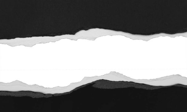 Papel negro rasgado sobre fondo liso, espacio para copia - Foto, Imagen