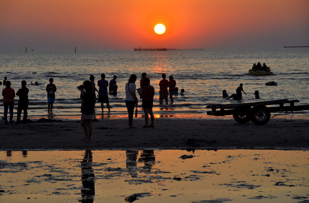 Bang saen, Thaiföld: az emberek néz sunset beach - Fotó, kép