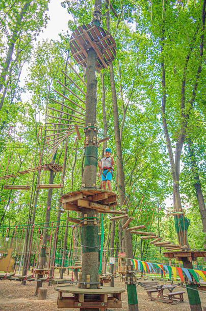 Un elemento estructural de un parque de aventura forestal con plataformas redondas de madera, escalada de cuerdas, pistas de obstáculos. - Foto, Imagen