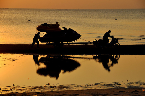 Bang saen, Thaiföld: thai hajósok a naplemente, a strand - Fotó, kép