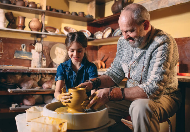Lůžkářství. Děda učí vnučku keramiku. Modelování hlíny - Fotografie, Obrázek