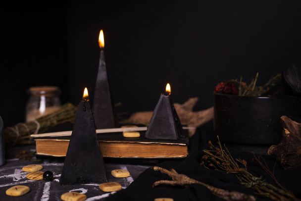 Stillleben mit brennenden Kerzen und Pentagramm-Kreis Hintergrund. Ritual schwarzer Magie mit okkulten, bösen und esoterischen Symbolen. Halloween oder Weissagungsritual - Foto, Bild