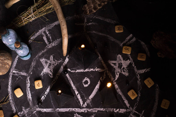 Bodegón con velas encendidas y fondo de círculo de pentagrama. Ritual de magia negra con símbolos ocultos, malvados y esotéricos. Halloween o rito de adivinación - Foto, Imagen