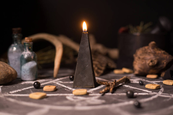 Bodegón con velas encendidas y fondo de círculo de pentagrama. Ritual de magia negra con símbolos ocultos, malvados y esotéricos. Halloween o rito de adivinación - Foto, imagen