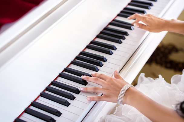 Jouer du piano
 - Photo, image