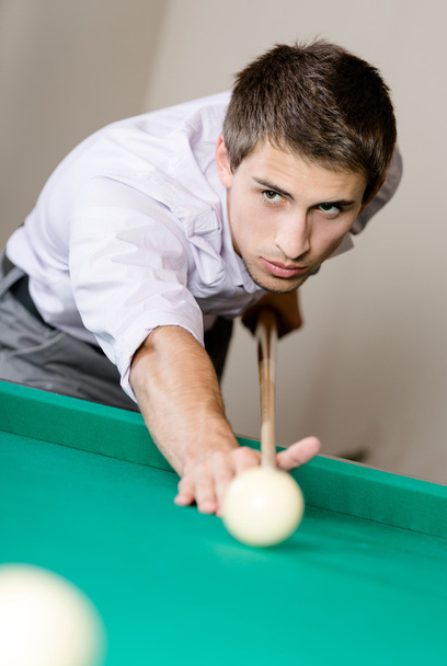 Man playing billiard at gambling club - Foto, immagini