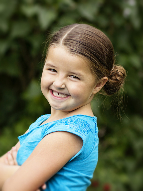 Симпатичный, улыбающийся портрет маленькой девочки
 - Фото, изображение