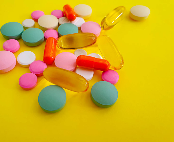 pilules de vitamines sur fond coloré - Photo, image