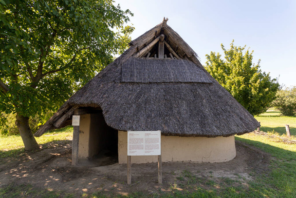 Maison d'âge de fer au parc archéologique de Szazhalombatta, Hongrie. Construit sur le champ de tumulus néolithique à la lisière de la ville. - Photo, image