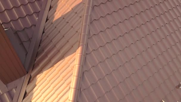 Vista aérea de la estructura del techo de la casa cubierta con láminas de azulejos de metal marrón. - Metraje, vídeo