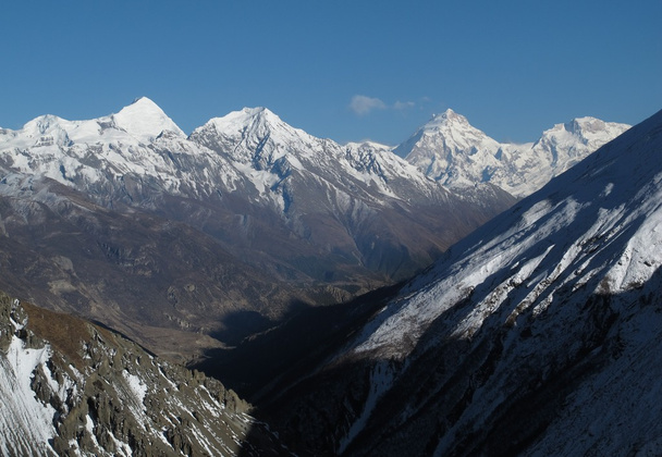 μακρινή θέα της κορυφής pisang και άλλα ψηλά βουνά. - Φωτογραφία, εικόνα