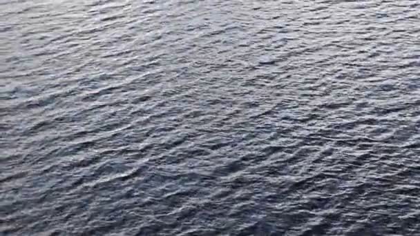 Tengervíz textúra. Medence víz napfényvisszaverő. - Felvétel, videó
