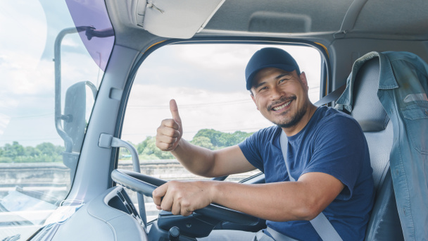 Mosolyogj magabiztosság Fiatal férfi hivatásos teherautó-vezető az üzleti hosszú szállítás - Fotó, kép