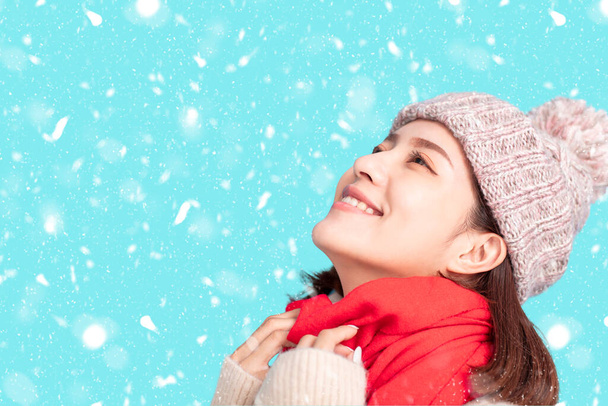 jovem mulher em roupas de inverno e assistindo a neve - Foto, Imagem