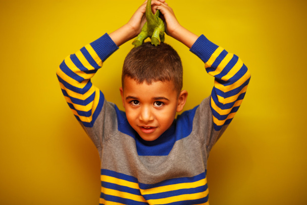 bułka chłopiec amerykański na żółtym tle - Zdjęcie, obraz