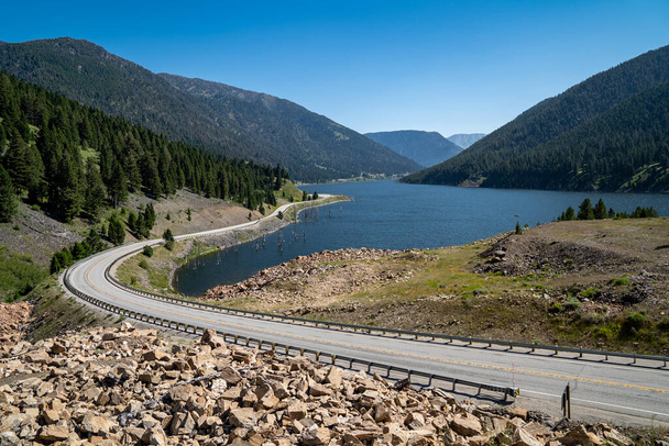 Zemětřesení jezero v Montaně, letní scéna s dálnicí v dohledu - Fotografie, Obrázek